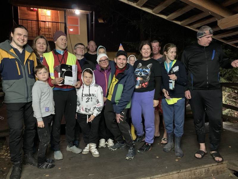 Общее фото в беседке. Слева направо: Олег Яковенко, Дамиан Мезенов, Андриана Мезенова, Сергей Мезенов, Сергей Шкиндер, Дмитрий Столповских, Виктор Богданкевич, Наталья Толченникова, Татьяна Ткачук, Всеволод Урсатьев, Илиана Мезенова, Анна Хитун, Дмитрий Ливенцев, Дариана Мезенова, Фёдор Щербина