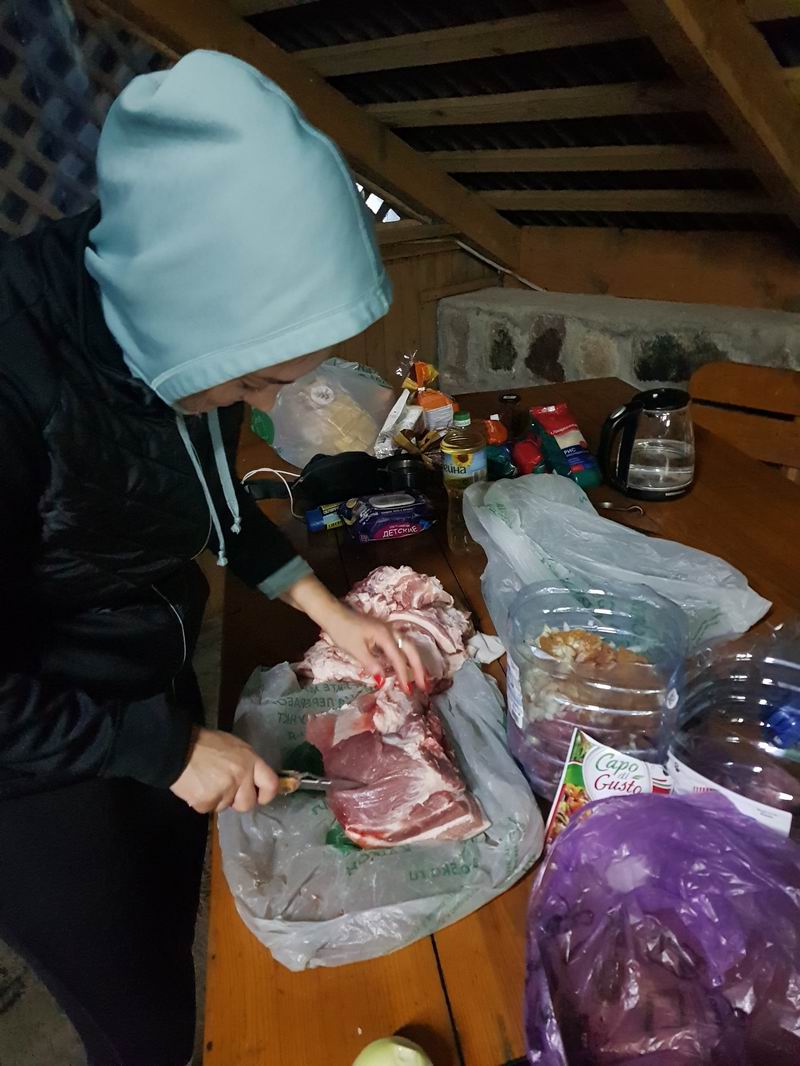 Наталья Толченникова разделывает мясо