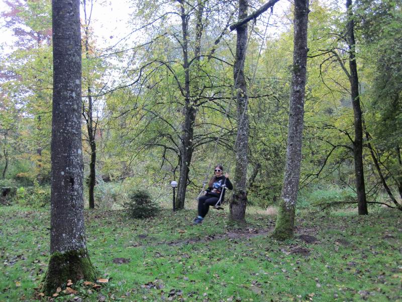 Анна Хитун качается на качелях