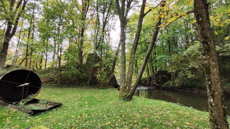 Поляна за железнодорожной насыпью