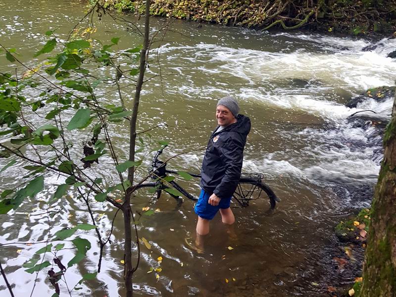 Никита Никитин купает коня