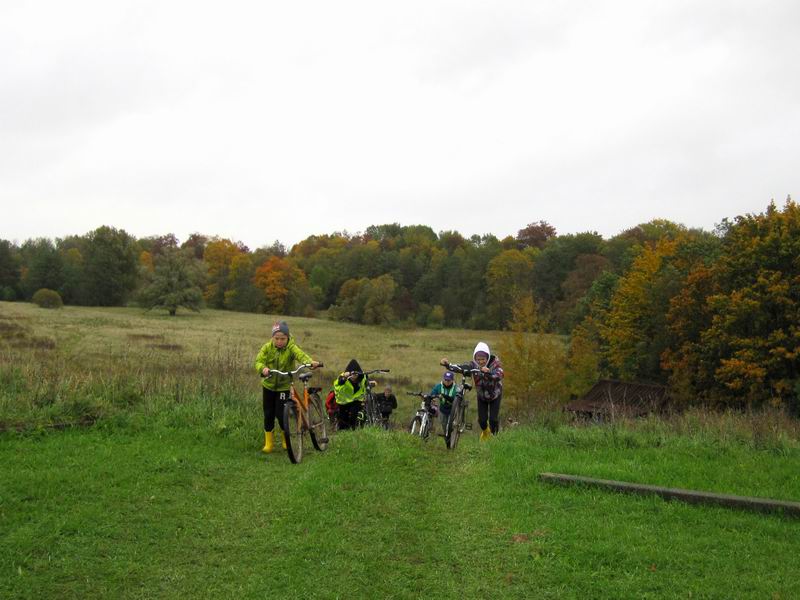 Крутой подъём, в который смогли заехать только двое участников
