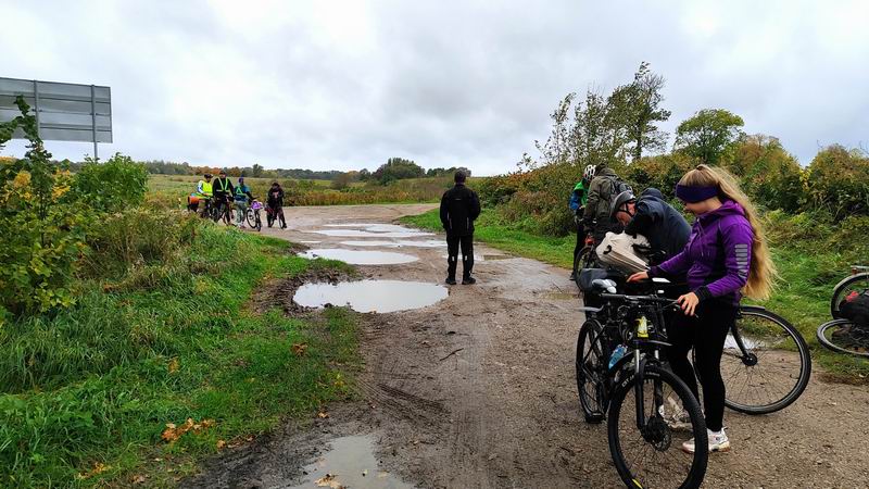 Участники на остановке