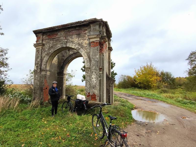 Никита Никитин на фоне ворот имения Перкаллен