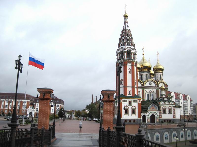 Вид на церковь Всех Святых с велопешеходного моста через Писсу