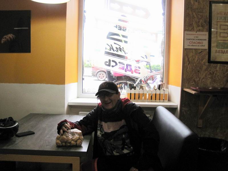 Маргарита Пономарёва с эклерами из Низовья