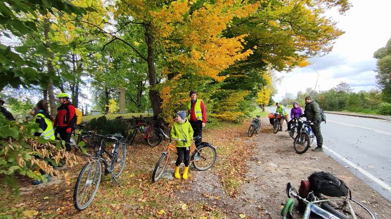 Остановка у памятника ПМВ в Междуречье
