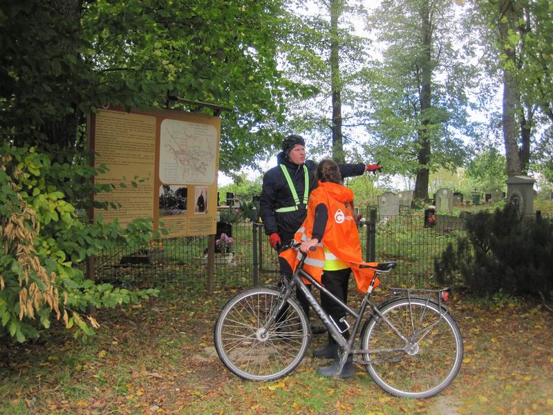 Фёдор Щербина показывает на памятник