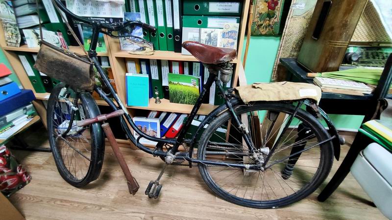 Велосипед. Обратите внимание, что в седле сидит лось