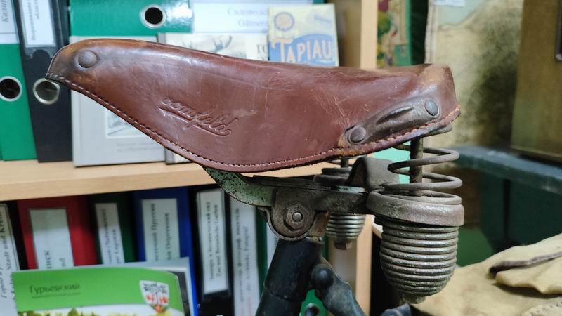 Седло из пресованной кожи