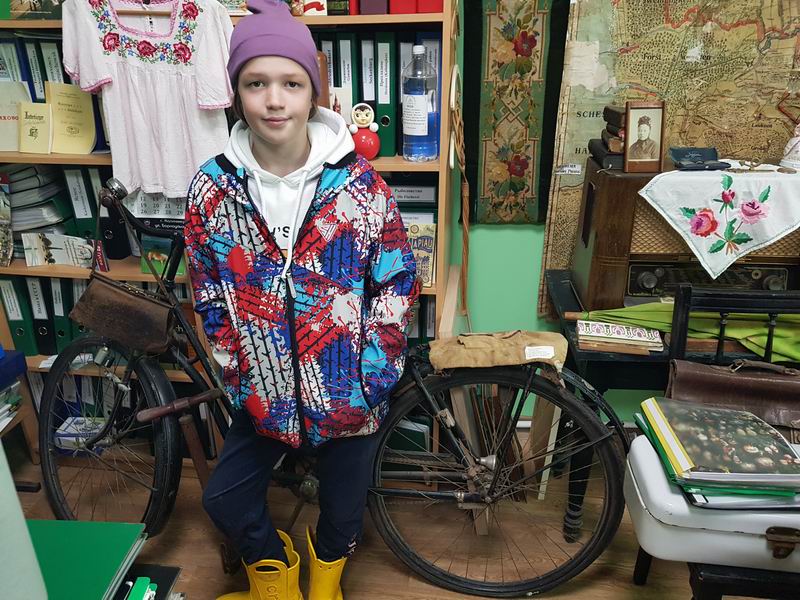 Илиана Мезенова на фоне велосипеда