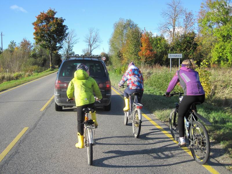 Андриана закрывает машиной участников от ветра