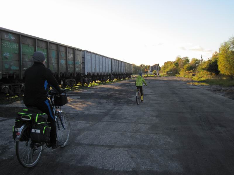 Едем мимо полувагонов