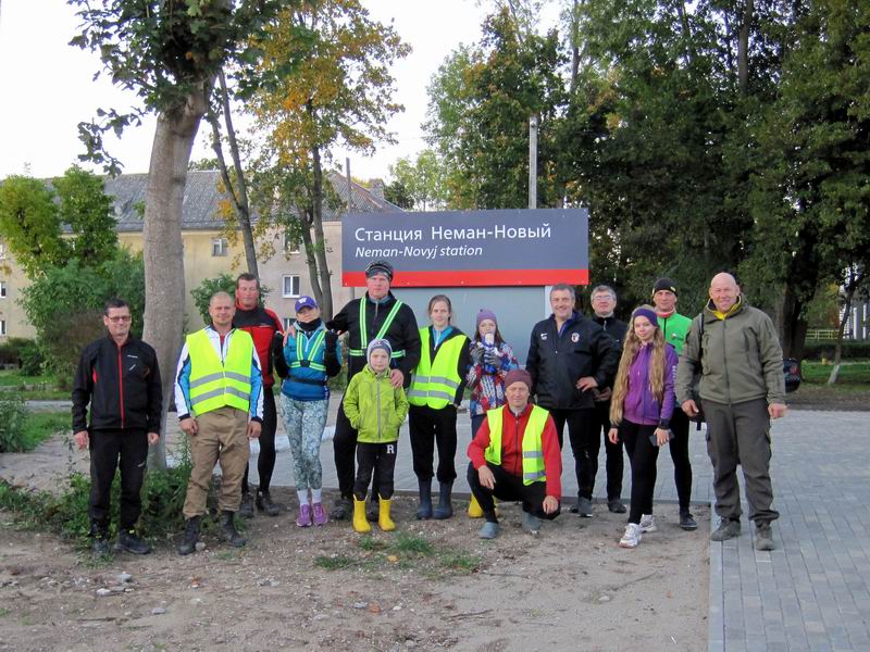 Финишное фото на станции Неман-Новый. Слева направо: Евгений Клочко, Борис Мошняга, Дмитрий Ливенцев, Наталья Толченникова, Фёдор Щербина, Дамиан Мезенов, Дариана Мезенова, Илиана Мезенова, Сергей Мезенов, Никита Никитин, Сергей Шкиндер, Елена Лобастова, Сергей Кузнецов, Виктор Богданкевич