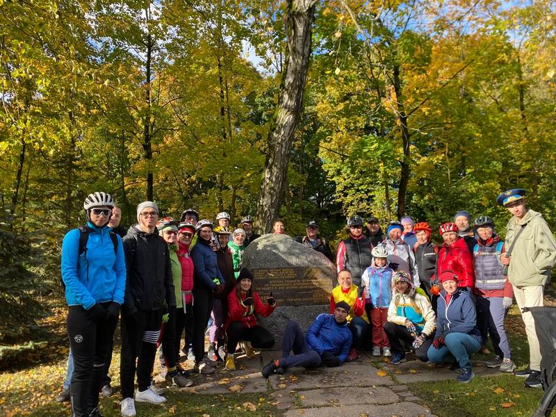У памятного камня Советским летчикам