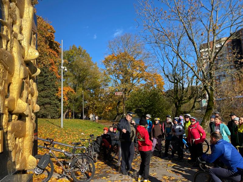 У памятника летчикам Нормандия-Неман