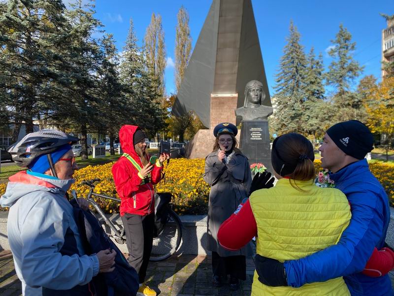 Лекция у памятника летчикам-балтийцам