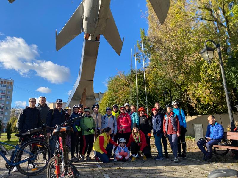 Общее фото у памятника