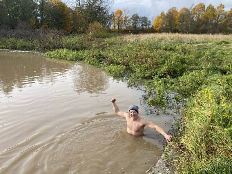 Никита Никитин купается в речке Путиловке