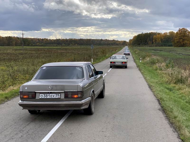 Нас обгоняет колонна раритетных мерседесов