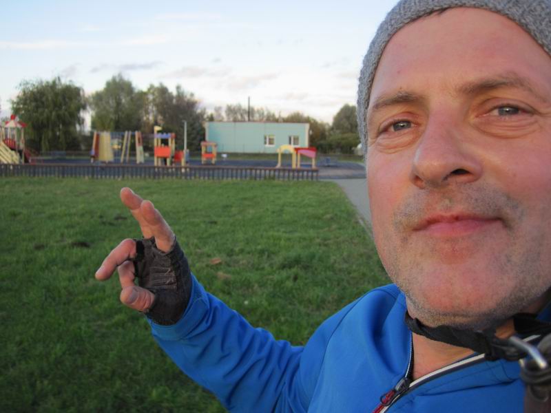 Никита Никитин на фоне детской площадки