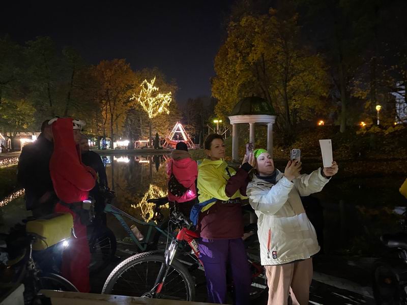 Игорь всем подарил открытки