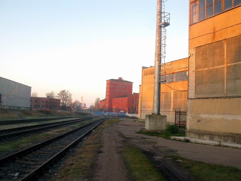 Едем вдоль путей.