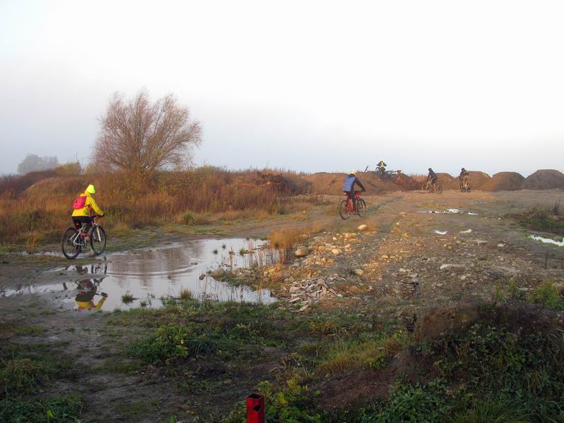 Перед перешейком у оз. Форелевого насыпали горки земли.