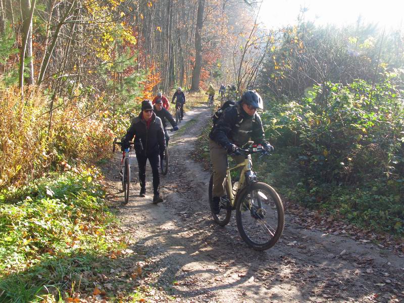На узких колёсах идут пешком.