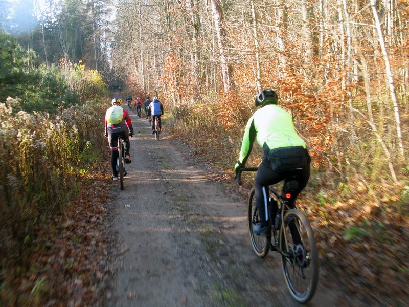 Едем по центральной дороге.
