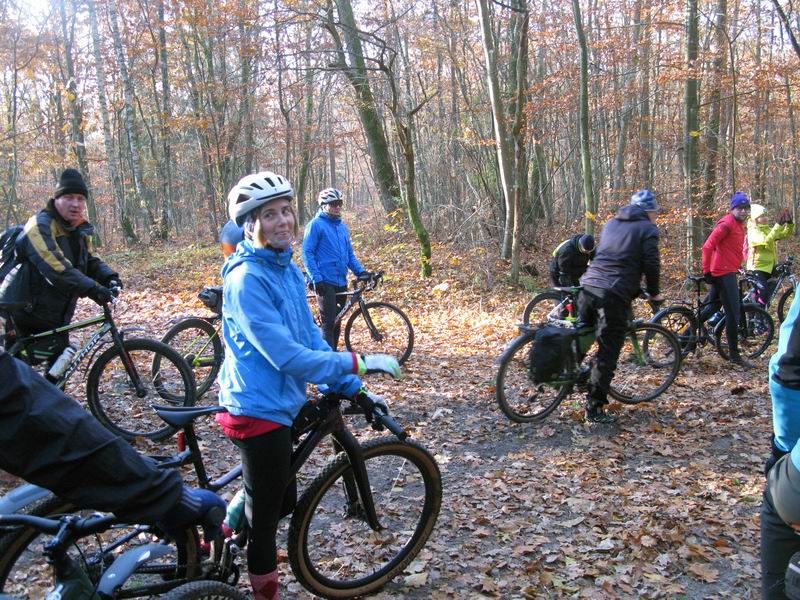 На повороте в лесу ждём отстающих.