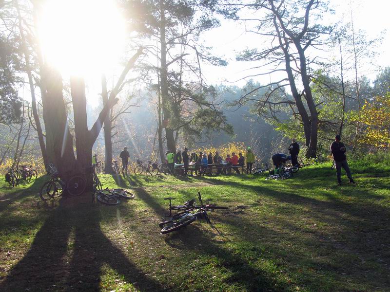 Остановка на поляне у озера.