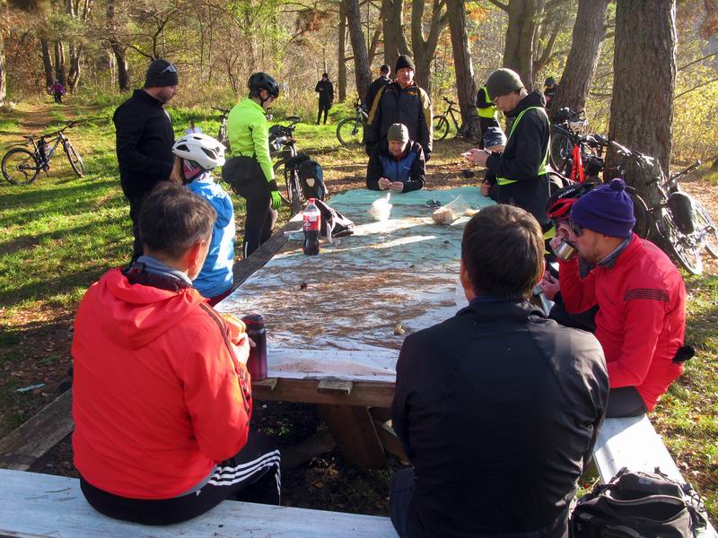 За большим столом.