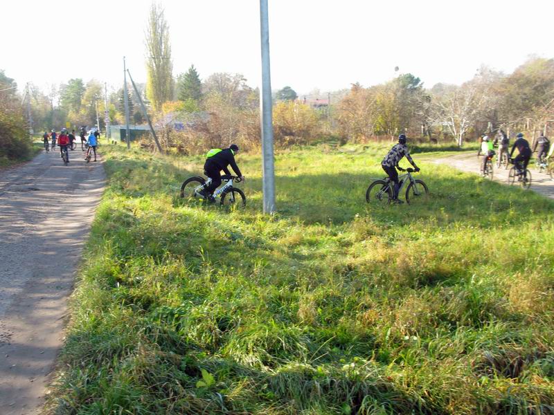 Ехавшие впереди прозевали поворот, возвращаются.