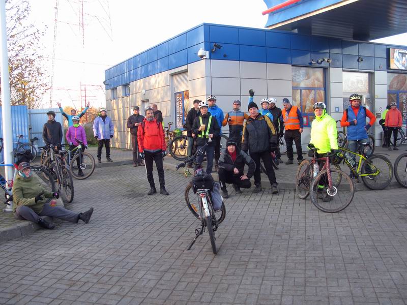 Общая фотка на заправке в Ладушкине, ждём потерявшихся участников.