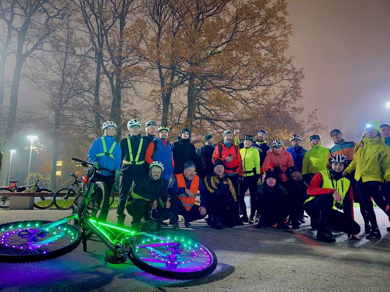 Довольные участники на финише у Летнего озера.