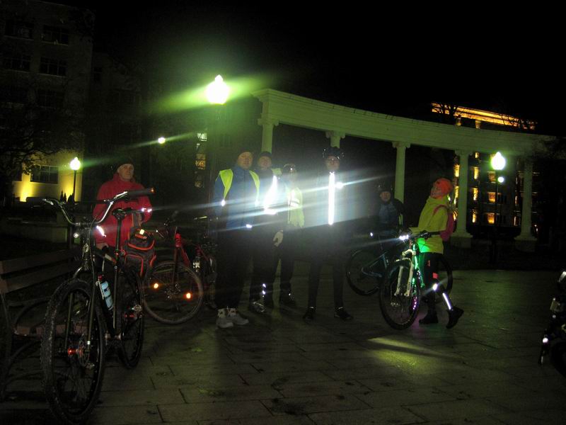 Стартовое фото у фонтана у драмтеатра. Слева направо: Александр Авдяков, Сергей Мезенов, Фёдор Щербина, Алексей Сажин, Александр Муравьёв, Александр Овчинников, Людмила Денисова