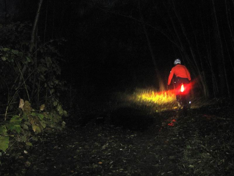 Едем в темноте мимо озера Свалка