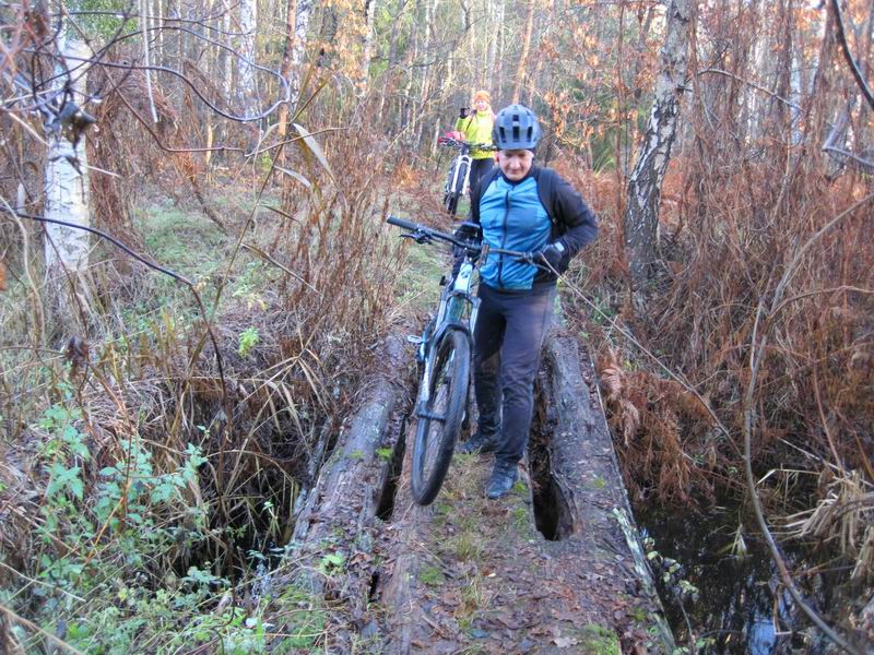 Александр Овчинников на скользком мосту через Калининградский Отводной канал