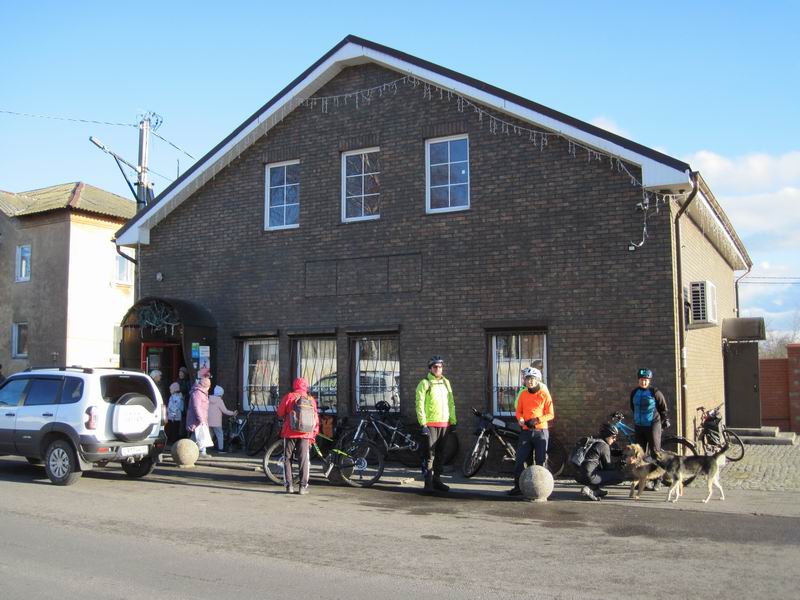 Остановка у магазина в Приморске