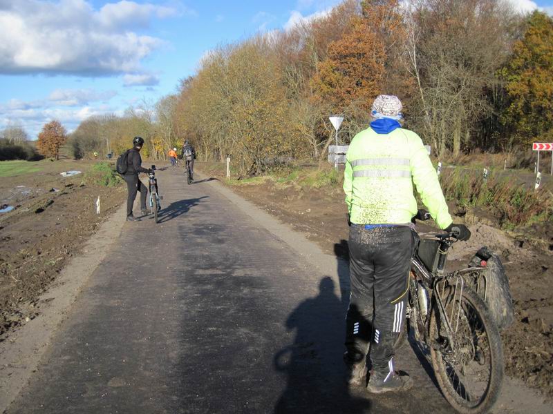 Велодорожка идёт в сторону Покровского западнее Путилово