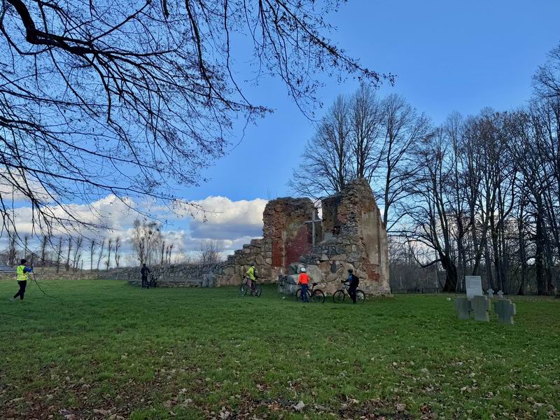 Остановка у кирхи Гермау на немецком кладбище