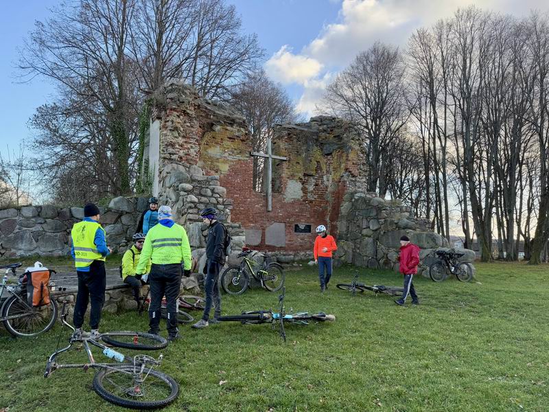 Осматриваем развалины кирхи