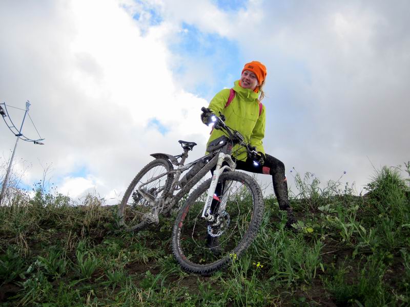 Людмила Денисова спускается с автобана