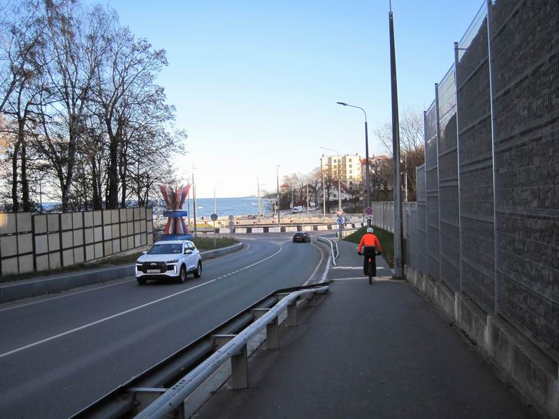 Спуск мимо неработающего кафе 'Круиз'