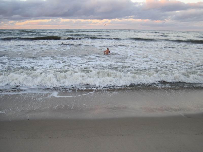 Сергей Мезенов купается в море