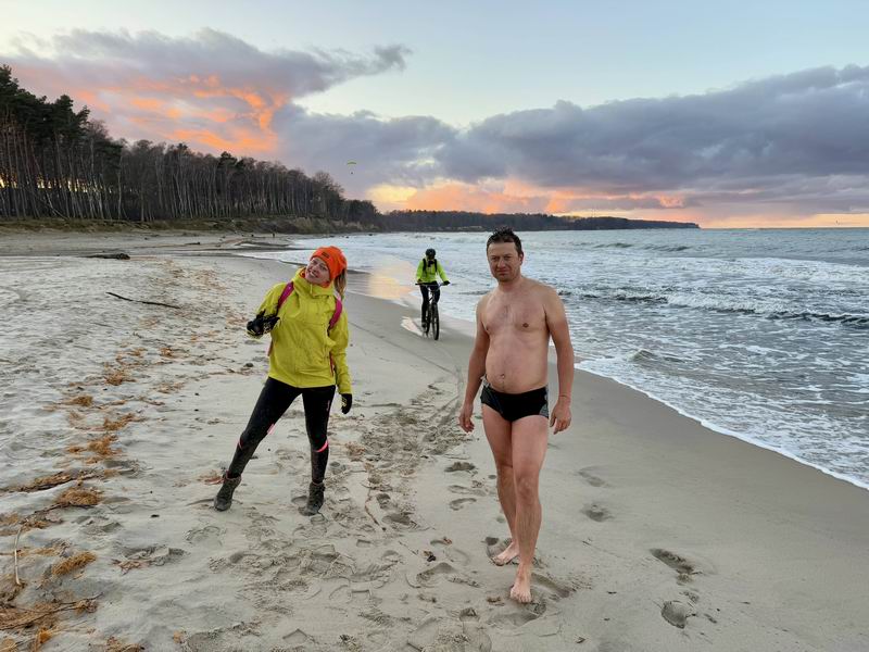Людмила Денисова, Александр Муравьёв, Сергей Мезенов на пляже