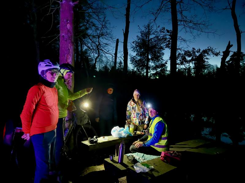 Остановка на озере Узком, где мы встретили Анастасию Франц, у которой потерялась собака