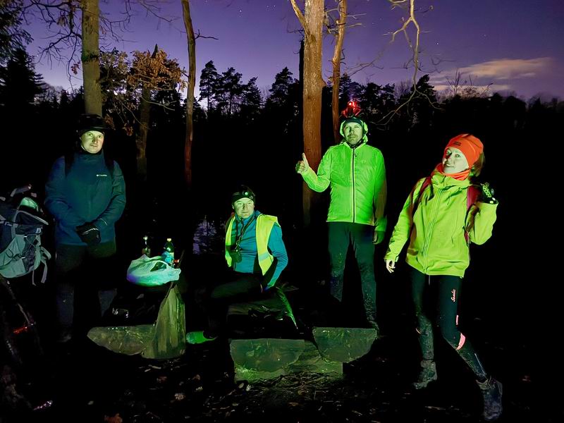 Александр Овчинников, Сергей Мезенов, Александр Муравьёв, Людмила Денисова на фоне озера Узкого