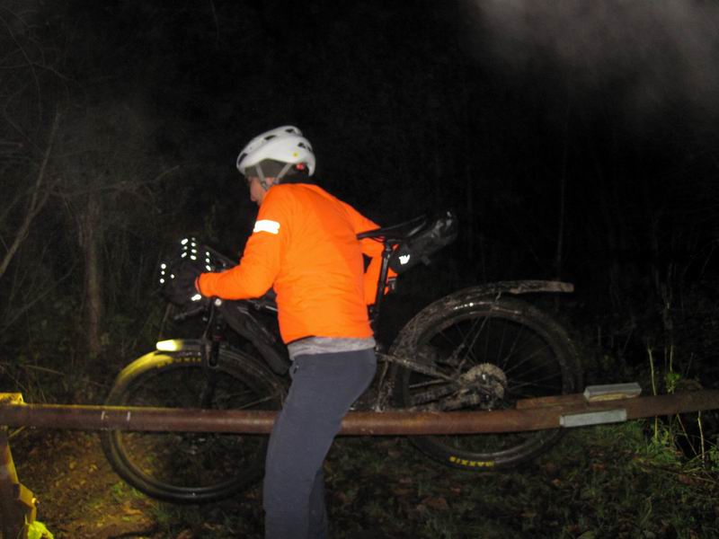 Гаврил Зыков преодолевает шлагбаум на выезде из Зелёного леса